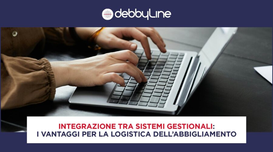 Mani di un tecnico debbyLIne che lavorano alla tastiera di un laptop per supervisionare l'integrazione tra sistema gestionale e IT interni e dei clienti