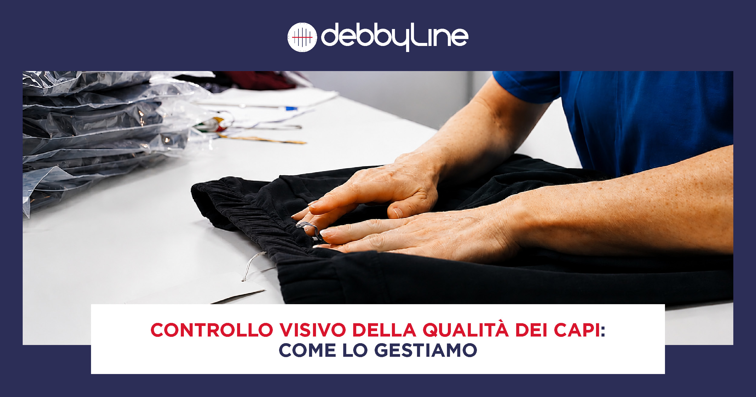 Operatrice DebbyLine esegue il controllo visivo della qualità dei capi su un paio di pantaloni: si vedono le sue mani sul capo, sopra un tavolo bianco