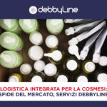 Esempio di packaging usato per la logistica integrata nel settore cosmesi: scatola in cartone con bottiglie di cosmetici e tubetti di crema visti dall'alto