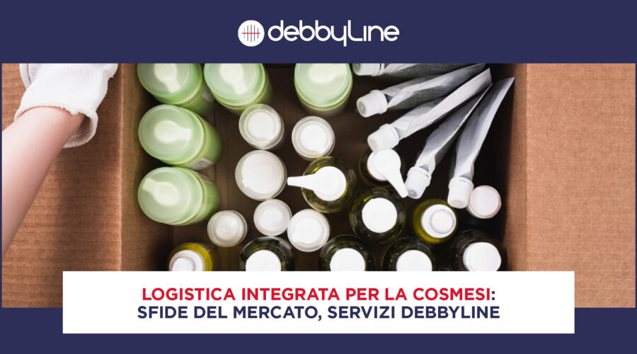 Esempio di packaging usato per la logistica integrata nel settore cosmesi: scatola in cartone con bottiglie di cosmetici e tubetti di crema visti dall'alto